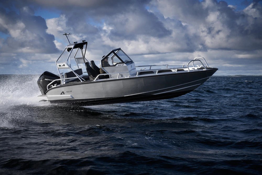 Anytec 622 SP mootorpaat sõidus lainelisel merel