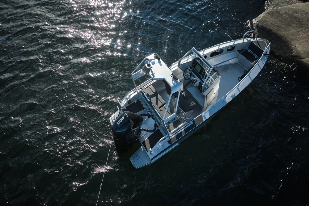 Anytec 622 SP mootorpaat pealtvaates merel, nähtav kogu tekiplaan