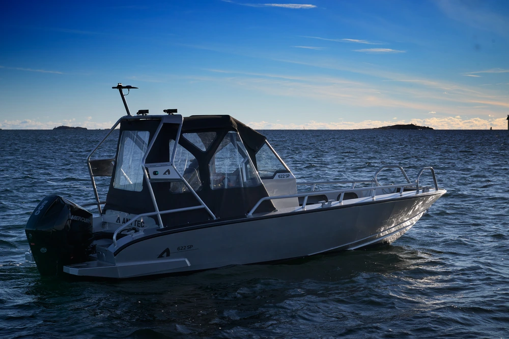 Anytec 622 SP vihmakattega mootorpaat külgvaates merel