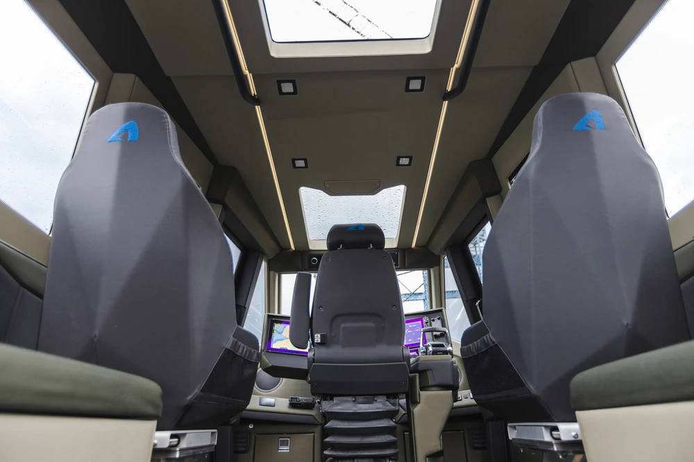 Anytec A33C mootorpaat kajuti salong seest